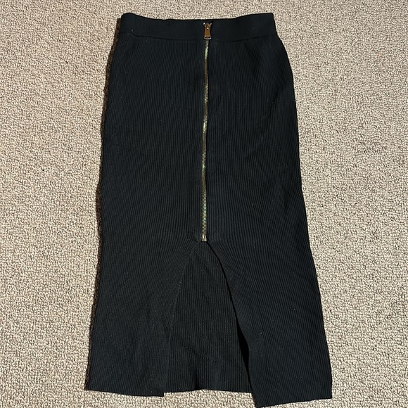 Black skirt with zipper - Picture 3 of 4